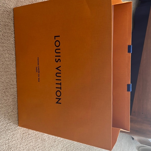 Medium Louis Vuitton shopping bag - Picture 1 of 4